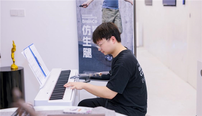 意念连接未来，平安银行“企望中国行”携手正和岛走进强脑科技